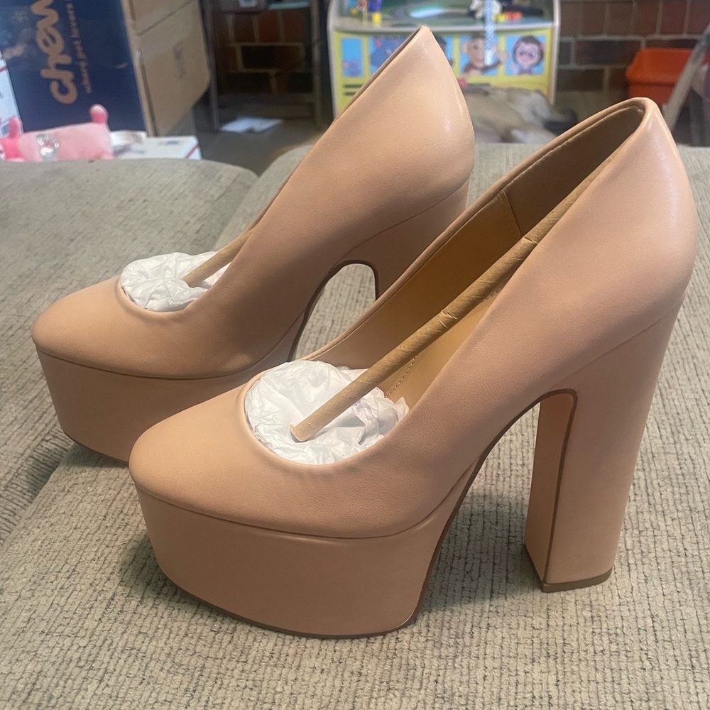 NWOT Chunky platform heels.